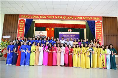Phụ nữ hạnh phúc sẽ lan toả niềm hạnh phúc đến  những người xung quanh