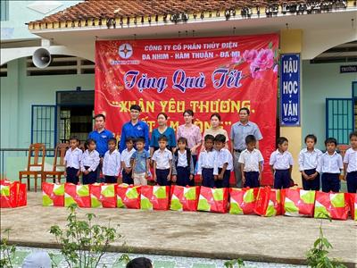 Công ty thực hiện chương trình “Xuân yêu thương, Tết ấm lòng” mang Xuân đến với người nghèo